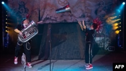 Ukrainian clown double-act Galina Tkach, right, and Edurado Tkach, with Circus Cortex take part in a dress rehearsal in Sheffield, England on March 30, 2023.