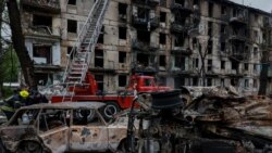 Ukraine nói phản công đạt bước tiến, Moscov phủ nhận; Nga đánh chung cư, giết thường dân | VOA
