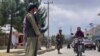 Seorang anggota pasukan Taliban berjaga di dekat lokasi serangan bom bunuh diri di distrik Faizabad, provinsi Badakhshan, pada 6 Juni 2023. (Foto: AFP/Omer Abrar)