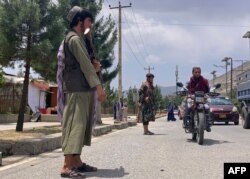 Seorang anggota Taliban berjaga di dekat lokasi serangan bunuh diri di distrik Faizabad di provinsi Badakhshan, 6 Juni 2023. (Omer ABRAR/AFP)