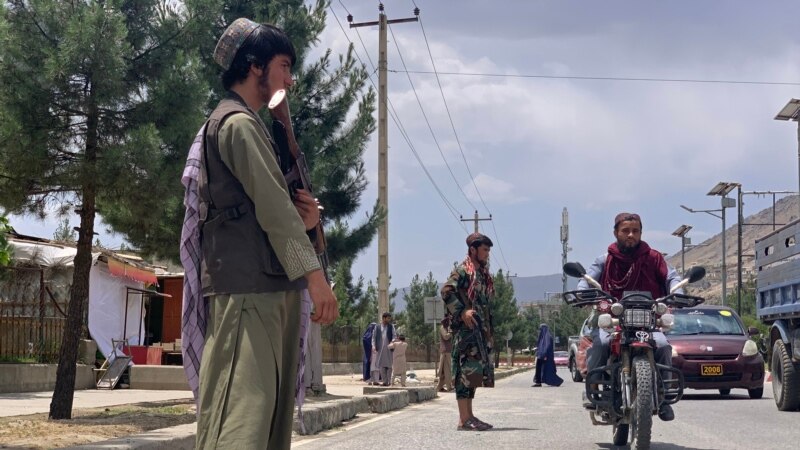 Seorang anggota Taliban berjaga di dekat lokasi serangan bunuh diri di distrik Faizabad di provinsi Badakhshan, 6 Juni 2023. (Omer ABRAR/AFP)