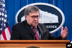 FILE - Jaksa Agung (saat itu) William Barr berbicara dalam konferensi pers di Departemen Kehakiman, Washington, 21 Desember 2020. (Michael Reynolds/Pool via AP, File)