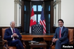조 바이든(왼쪽) 미국 대통령과 쥐스탱 트뤼도 캐나다 총리가 24일 오타와에서 회담하고 있다.