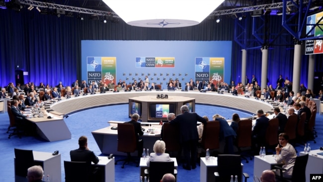 Esta vista general muestra una sesión de trabajo sobre Ucrania durante la cumbre de la OTAN, en Vilnius el 12 de julio de 2023.