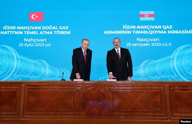 Erdoğan, Aliyev’le Iğdır-Nahçıvan Doğalgaz Boru Hattı’nın temel atma törenine katıldı.