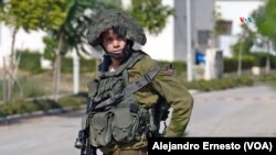 Soldados de las Fuerzas de Defensa de Israel (FDI) custodian el kibutz Kissufim, a solo 1,8 kilómetros de la Franja de Gaza.