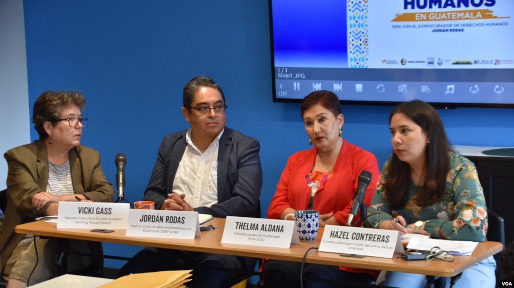 El procurador de Derechos Humanos de Guatemala, Jordán Rodas y la exfiscal general Thelma Aldana, en el centro, ofrecen declaraciones este lunes en rueda de prensa en Washington. [Foto: Tomás Guevara, VOA]