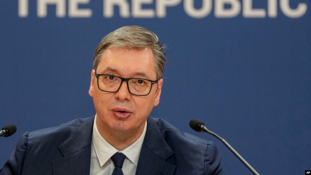 Arhiva: Predsjednik Srbije Aleksandar Vučić govori tokom javnog obraćanja u Beogradu. Vučić je 20. oktobra 2024. rekao da će Srbija nastaviti da odbija da uvede sankcije Rusiji zbog njene invazije na Ukrajinu uprkos pritisku Zapada.