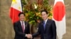 Perdana Menteri Jepang Fumio Kishida dan Presiden Filipina Ferdinand Marcos bersalaman sebelum pertemuan bilateral di Tokyo, 17 Desember 2023. (Foto: Franck Robinchon/Pool Photo via AP)