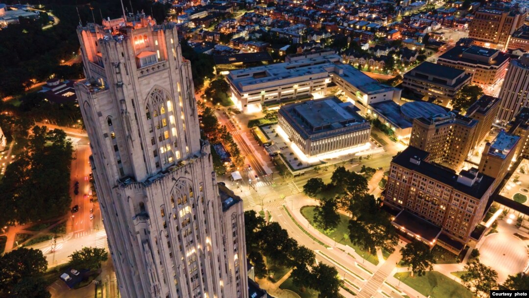 Gedung Cathedral of Learning (Katedral Pembelajaran), pusat kampus Pittsburgh University dan gedung pendidikan tertinggi di Belahan Bumi Barat (foto: Courtesy/University of Pittsburgh).