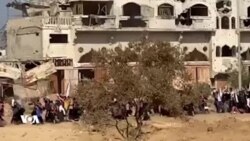 
دانیشتووانی غەززە بە هەڵگرتنی ئاڵای سپیەوە بەرەو باشوور هەڵدێن
