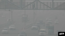 Commuters make their way along a road amid heavy smoggy conditions in New Delhi, Nov. 5, 2023. (Photo by Arun SANKAR / AFP)