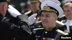 Kamanda wa vikosi vya jeshi la majini katika bahari ya Black sea, Viktor Sokolov alipohudhuria hafla ya kuadhimisha miaka 240 ya vikosi hivyo huko Sevastopol, Crimea Mei 13, 2023. Picha na REUTERS/Alexey Pavlishak