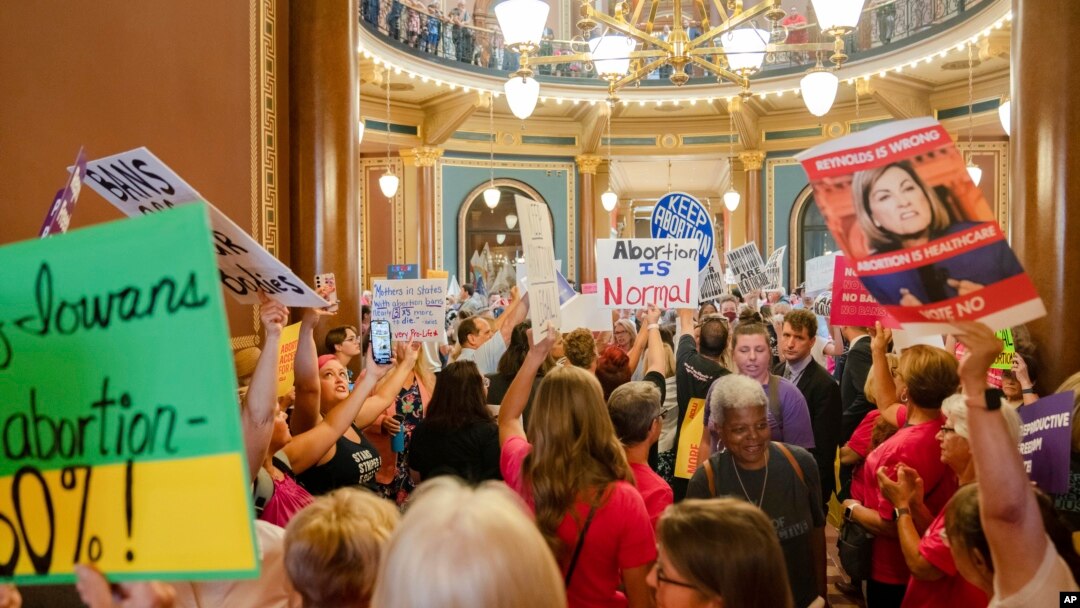 Demonstranti u zgradi skupštine Ajove , 11. jula 2023. 