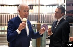 Presiden AS Joe Biden berbicara dengan pembawa acara Seth Meyers saat mereka menikmati es krim di Van Leeuwen Ice Cream setelah merekam episode "Late Night with Seth Meyers" di New York City, 26 Februari 2024. (Jim WATSON / AFP)