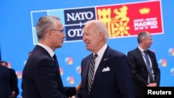 Президент Джо Байден и генеральный секретарь НАТО Йенс Столтенберг на саммите НАТО в Мадриде, Испания, 30 июня 2022 года