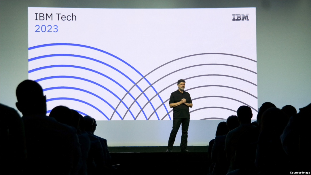 Namik Hrle tokom prezentacije na IBM TECH konferencijiu u Dubaiju.