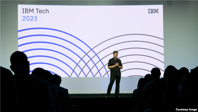 Namik Hrle tokom prezentacije na IBM TECH konferencijiu u Dubaiju.