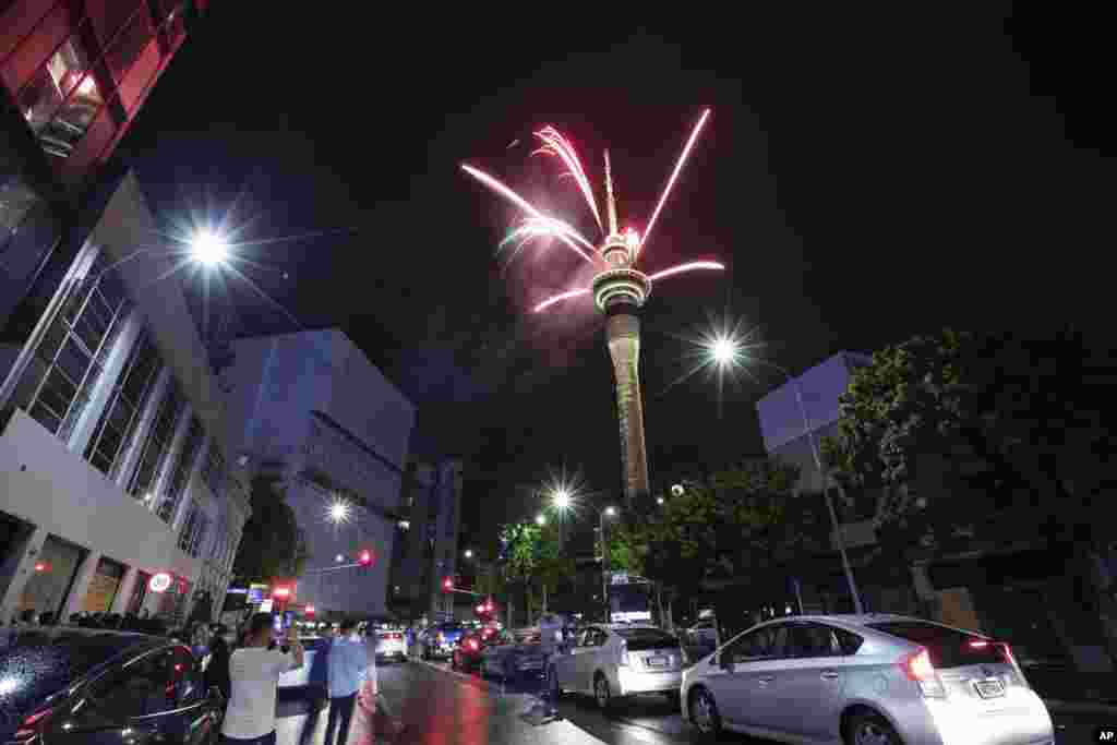 Fogos de artifício explodem da Sky Tower em Auckland, Nova Zelândia, para celebrar o Ano Novo, em 1 de janeiro de 2024. (Hayden Woodward/New Zealand Herald via AP)