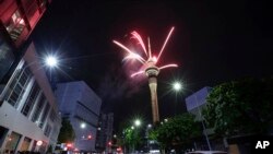 Virembesho vya taa kwenye jengo la Sky Tower mjini Auckland, New Zealand, wakati wa sherehe za kukaribisha mwaka mpya.