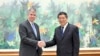 中国副总理何立峰（右）在北京会晤到访的美国财政部主管国际事务的副部长杰伊·尚博（Jay Shambaugh）。（2024年2月6日）