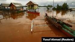 Rumah milik nelayan terlihat di desa tercemar di Kolaka, Kabupaten Sulawesi Tenggara, 14 April 2011, sebagai ilustrasi. (Foto: REUTERS/Yusuf Ahmad)