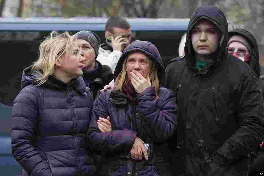 Місцеві мешканці у подвірʼї&nbsp;пошкодженого багатоповерхового будинку внаслідок російської атаки на Київ.&nbsp;Фото&nbsp;AP/&nbsp;Єфрем Лукацький,&nbsp;7 лютого, 2024 року