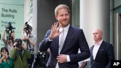 FILE - Pangeran Harry meninggalkan Pengadilan Tinggi di London, setelah menyerahkan bukti, Rabu, 7 Juni 2023. (AP/Kin Cheung)