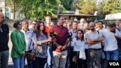 Geçen yıl Diyarbakır’da düzenlenen operasyonda gözaltına alınan ve tutuklanan 14 gazeteci ve 1 büro çalışanı 13 ay sonra çıkarıldıkları mahkemede tahliye edildi