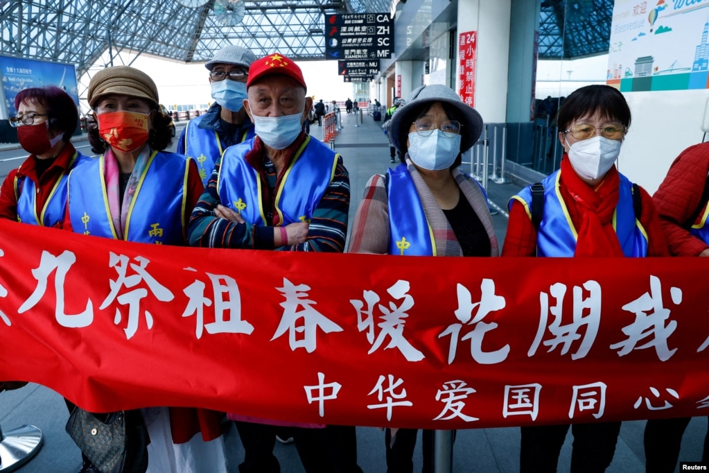支持台湾前总统马英九访问中国大陆的民众在台北桃园机场外拉横幅支持。（2023年3月27日）(photo:VOA)