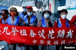 支持台湾前总统马英九访问中国大陆的民众在台北桃园机场外拉横幅支持。（2023年3月27日）