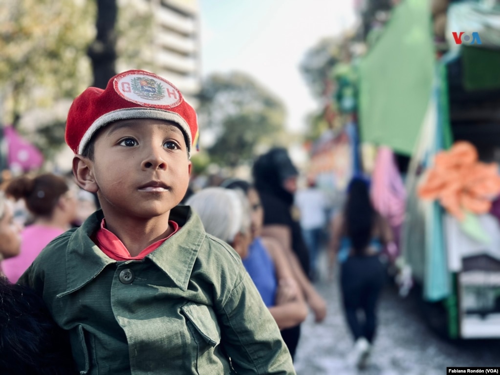 Un niño de 5 años se disfrazó de Hugo Chávez, expresidente de Venezuela, quien falleció en 2013. 