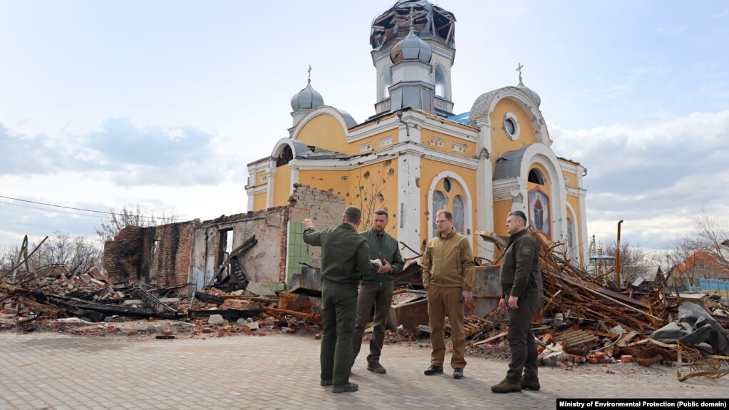 Руслан Стрілець біля знищеної окупантами у березні минулого року церкви у містечку Малин (Житомирська область)