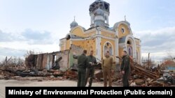 Руслан Стрілець біля знищеної окупантами у березні минулого року церкви у містечку Малин (Житомирська область)