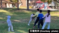 劉家兩兄弟家的孩子們在公園裡玩耍。（艾瑞克劉提供）