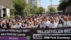 Van’dan başlayan yürüyüşte konuşan DEM Parti Eş Genel Başkanı Tuncer Bakırhan kayyum kararının geri alınmasını istedi.