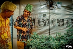 Tanaset Chodchinnapath, left, and Kittichot Vasana co-manage Jackson Farm, and sell their homegrown cannabis to stores in Thailand, Sept. 25, 2023. (Tommy Walker/VOA)