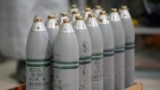 Tabung gas mustard, yang merupakan bagian dari persediaan senjata kimia Amerika Serikat, menunggu untuk dimusnahkan di Depot Kimia Angkatan Darat AS di Pueblo, Colorado Kamis, 8 Juni 2023. (Foto AP/David Zalubowski) 