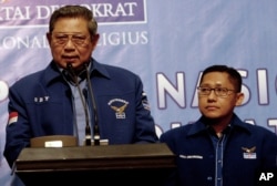 Ketua Umum Partai Demokrat Anas Urbaningrum (kanan), mendengarkan pidato Presiden Susilo Bambang Yudhoyono dalam rapat partai di Jakarta, 17 Februari 2013. (AP)