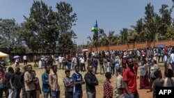 Eleitores fazem fila para voar no Ruanda, 15 de julho de 2024.