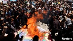 이라크 바그다드에서 사람들이 스웨덴에서 발생한 코란 모독 행위에 항의하는 시위를 벌이고 있다 (자료사진) 