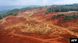 Lokasi penambangan nikel yang dioperasikan oleh Gema Kreasi Perdana (GKP) terletak di samping perkebunan milik warga desa di Wawonii, Sulawesi Tenggara, sebagai ilustrasi. Produsen nikel utama China, Tsingshan Group, memulai produksi pemurnian nikel di Indonesia. (Foto: AFP)