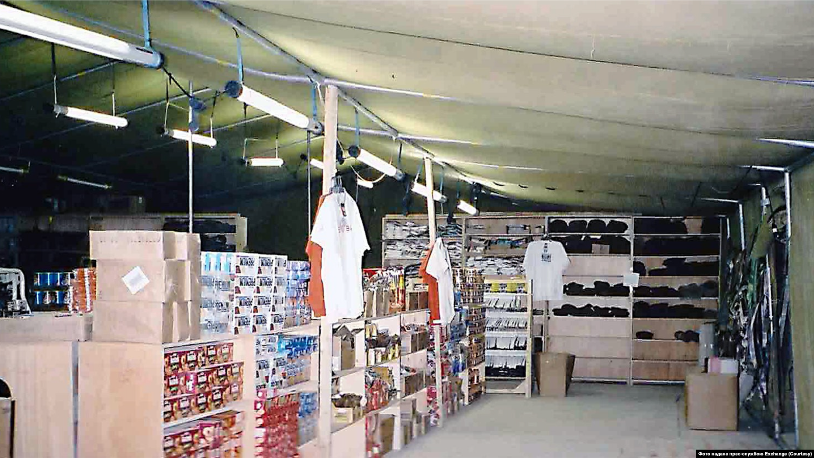 Перший магазин Exchange для американських солдатів в Афганістані, 2002 р.