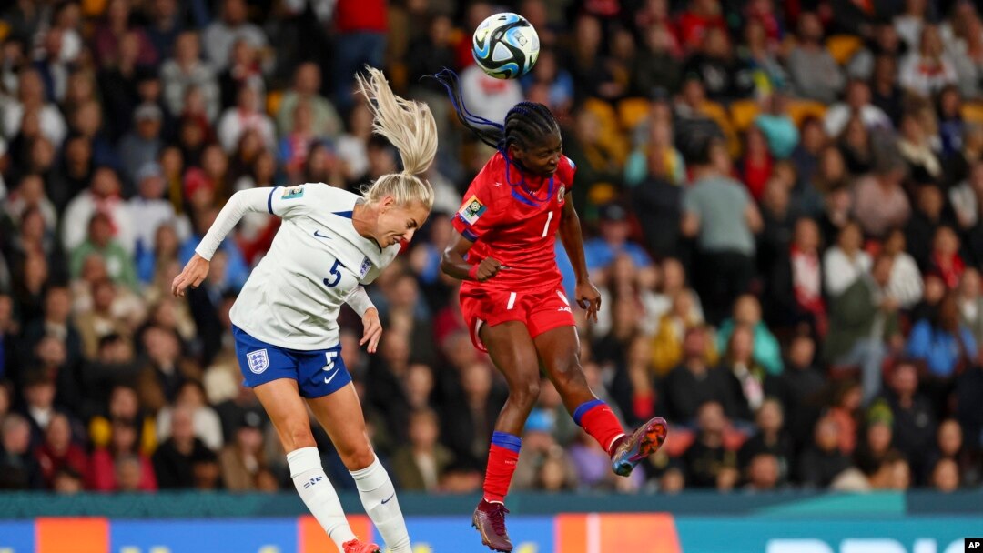 Jwez Anglez Alex Greenwood (a goch) goumen ak Ayisyenn Louis Batcheba pou pran kontwol balon an pandan match Gwoup D yo nan Brisbane, Ostrali, 22 Jiye, 2023. 
