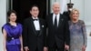 Presiden AS Joe Biden dan Ibu Negara Jill Biden berpose bersama Perdana Menteri Jepang Fumio Kishida dan istrinya Yuko Kishida ddi Gedung Putih di Washington, AS, 10 April 2024. (Foto: REUTERS/Leah Millis)