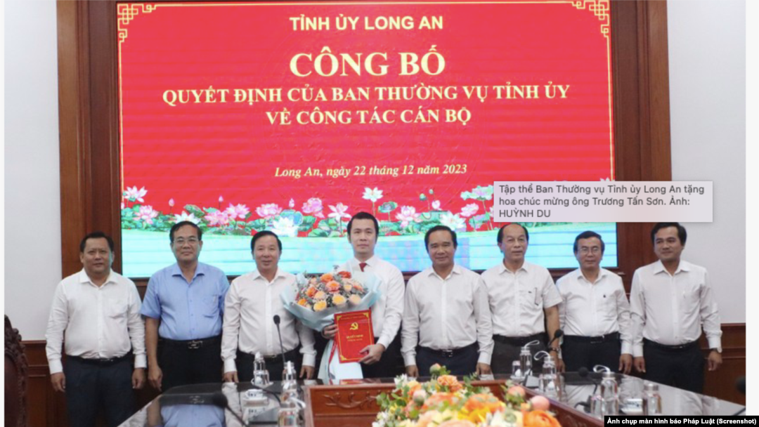 Ông Trương Tấn Sơn (người cầm hoa) được các lãnh đạo cao nhất của tỉnh Long An tiếp đón (Ảnh chụp màn hình báo Pháp Luật)