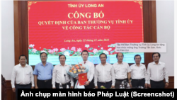 Ông Trương Tấn Sơn (người cầm hoa) được các lãnh đạo cao nhất của tỉnh Long An tiếp đón ngày 22 tháng 12, 2023. (Ảnh chụp màn hình báo Pháp Luật)