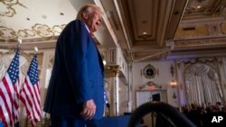 El expresidente Donald Trump llega para hablar en su propiedad de Mar-a-Lago en Palm Beach, Florida, el 4 de abril de 2023, luego de ser procesado ese mismo día en la ciudad de Nueva York.