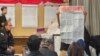 Petugas KPPSLN memastikan keabsahan suara pada surat suara pemilihan legislatif di harapan para saksi. (Foto: VOA/Rivan Dwiastono)
