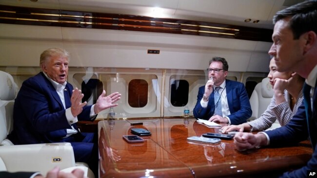 El expresidente Donald Trump habla con los periodistas mientras volaba en su avión después de un mitin de campaña en el Aeropuerto Regional de Waco, en Waco, Texas, el sábado 25 de marzo de 2023, mientras se dirigía a West Palm Beach, Florida (AP Photo/Evan Vucci)